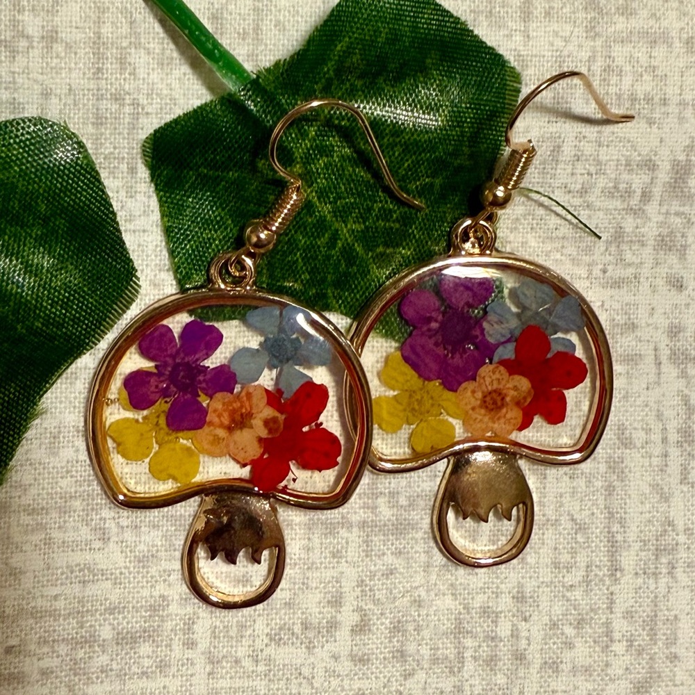NWT Goldtone Pressed Flower Mushroom Earrings 🍄 - Picture 2 of 5